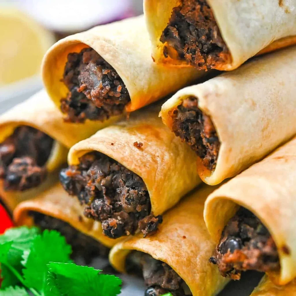 Taquitos mit schwarzen Bohnen