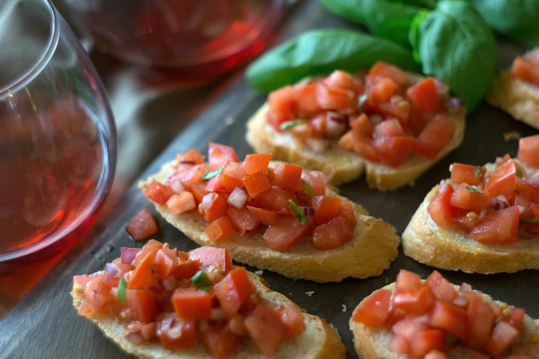 Bruschetta en Crostini met tomaat als borrelplank hapje