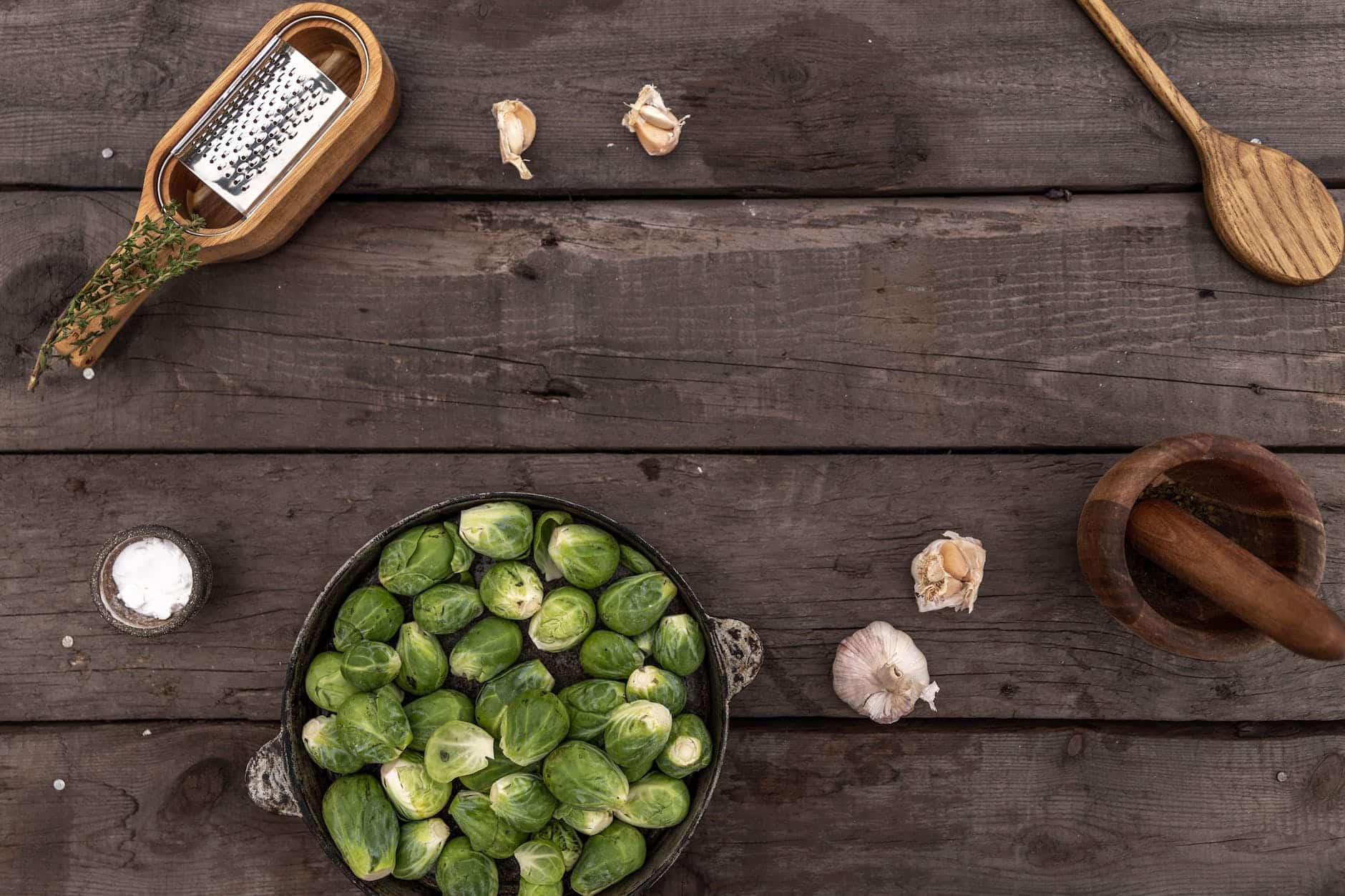 Choux de Bruxelles sur une planche avec des herbes