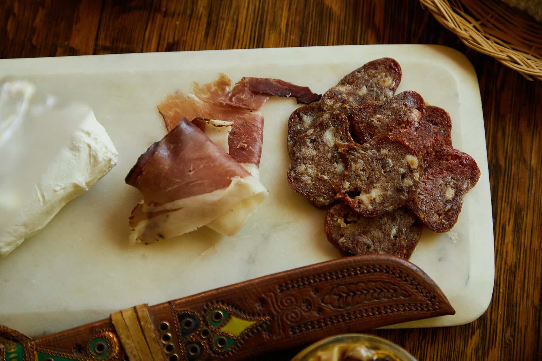 plateau de fromages en combinaison avec de la charcuterie sur un plateau de boissons