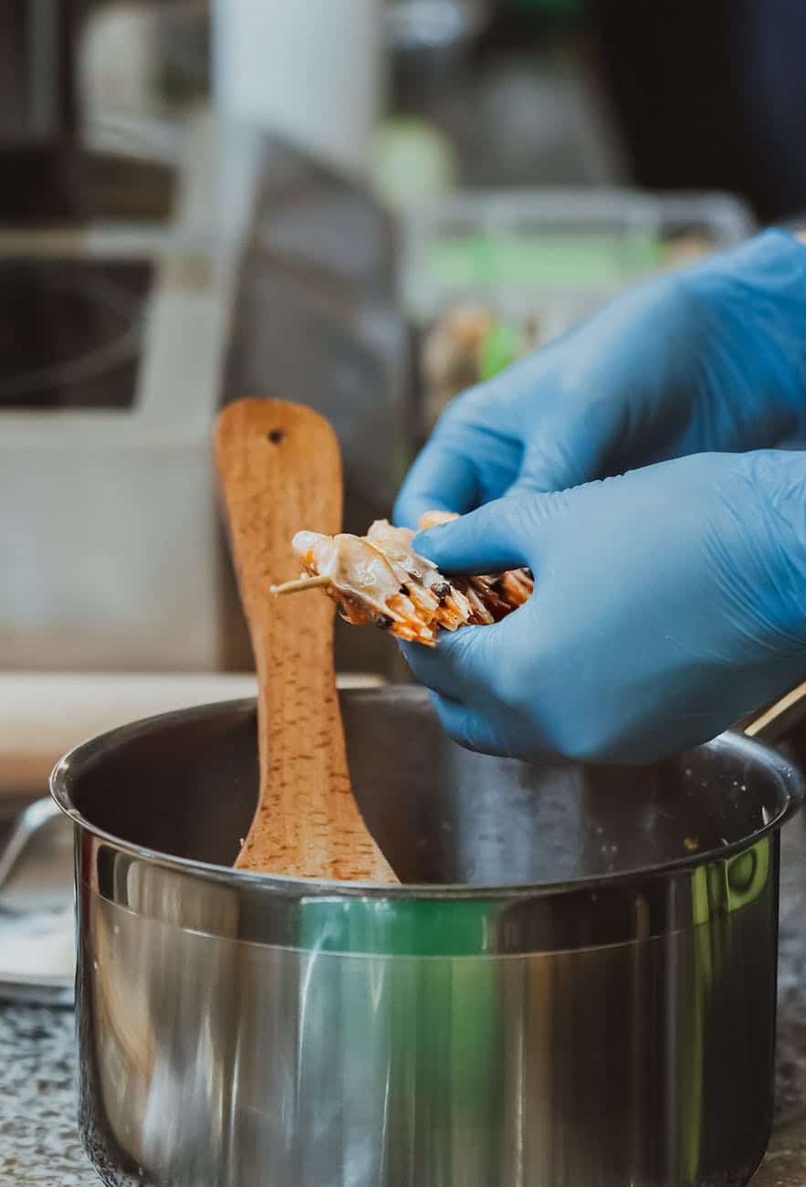 préparer des crevettes sur une brochette