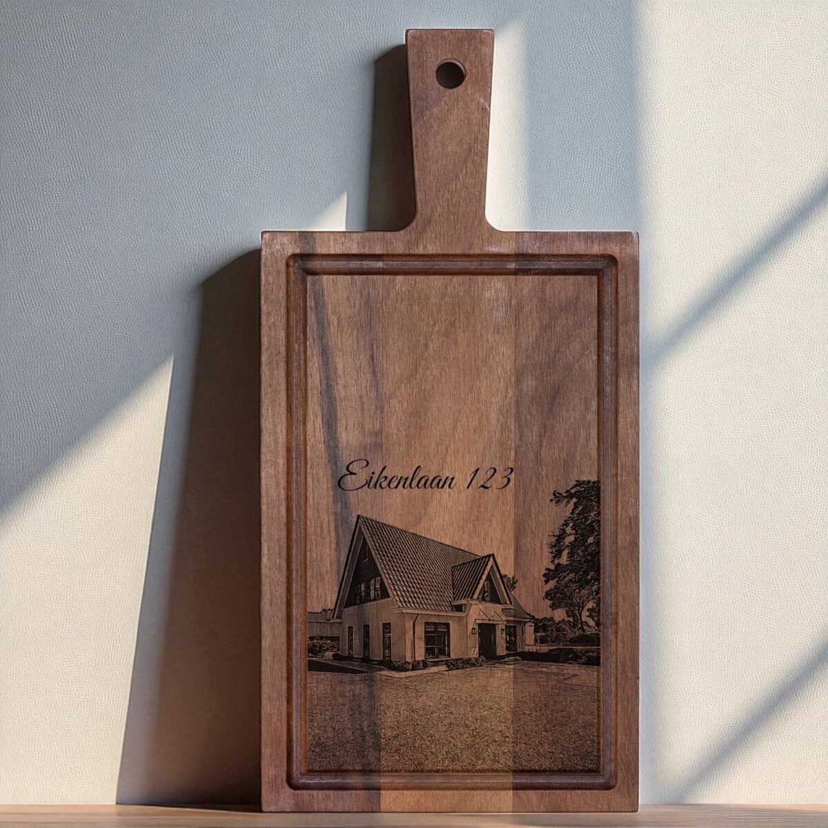 Borrelplank Gegraveerd – Housewarming Cadeau – Huis of Woning Graveren – Walnoot Houten Serveerplank 33×16 cm – Met Foto of Tekst Personaliseerbaar