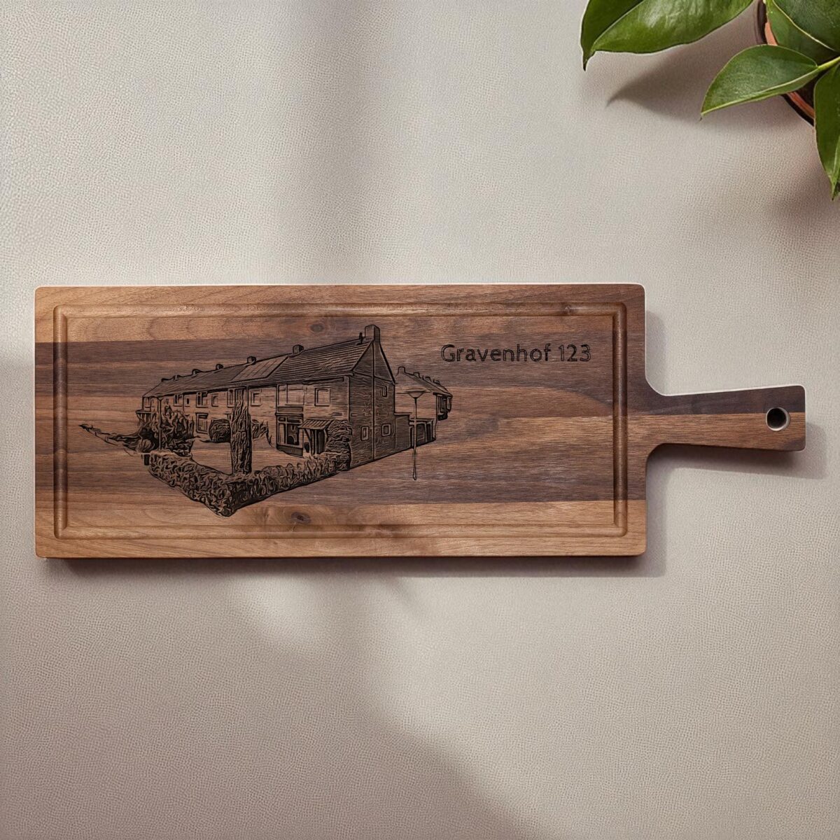 Gegraveerde Borrelplank Walnoot – Housewarming Cadeau Nieuw Huis – Houten Serveerplank 48×17 cm – Personaliseer met Lijntekening, Foto of Tekst